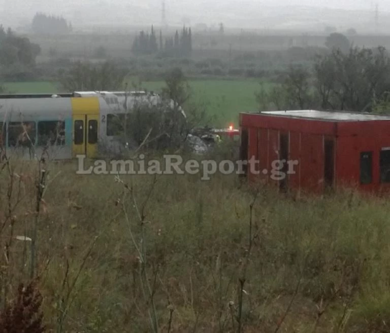 Aμαξοστοιχία παρέσυρε αυτοκίνητο στη Λαμία -Θρίλερ στις ράγες με εγκλωβισμένους επιβάτες (εικόνες)
